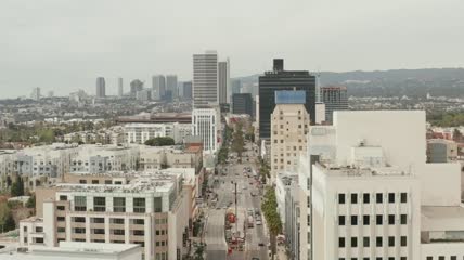 从一条大道上俯瞰洛杉矶的全景