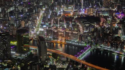东京照亮了夜间的城市景观和河流