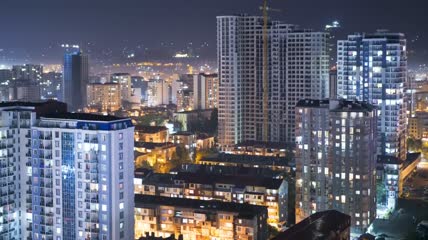 多层建筑在夜间的时间推移