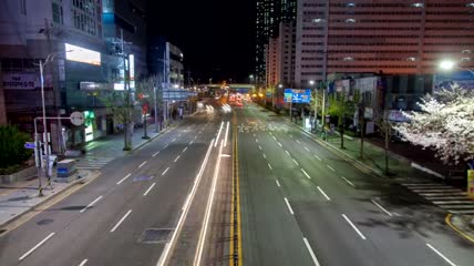 釜山市夜间交通繁忙的道路
