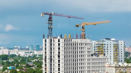 公寓楼内的建筑起重机视频素材