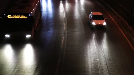 夜间通过高速公路的汽车