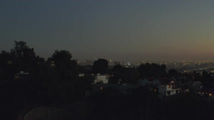夜里飞越好莱坞上空