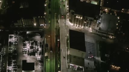 夜里俯瞰城市中的一条大大道