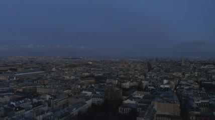夜里在巴黎上空飞行