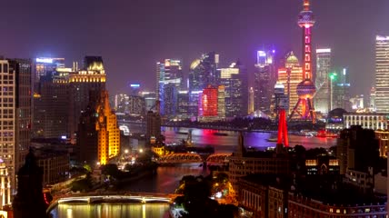 夜晚的河流和五颜六色的闪闪发光的建筑