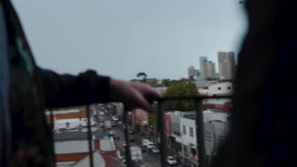 情侣牵手近距离观察