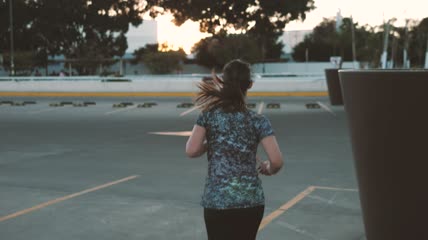 一名女子在停车场慢跑