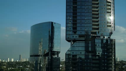 一座城市的两座公司大楼
