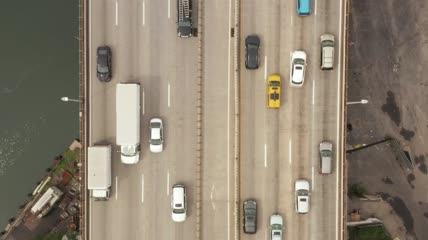 一座公路桥的空中俯瞰