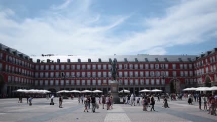 有行人的旅游公共广场