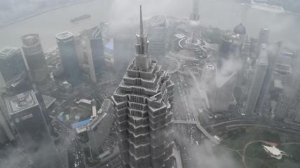 云朵从上海摩天大楼旁掠过特写实拍