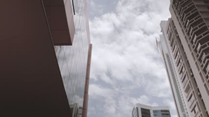 云雾缭绕的城市景观底图