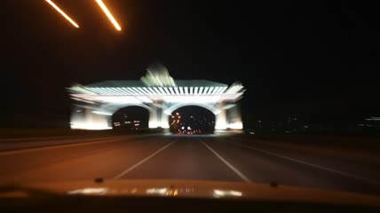 在城市里的夜间快速旅行