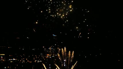 在城市里燃放烟花庆祝活动