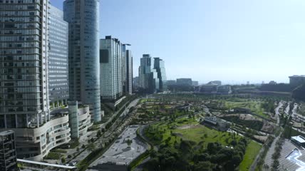 在高楼附近停车