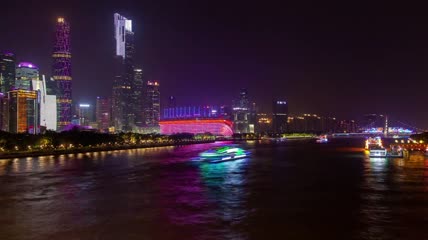 在河里航行的灯火通明的渡船