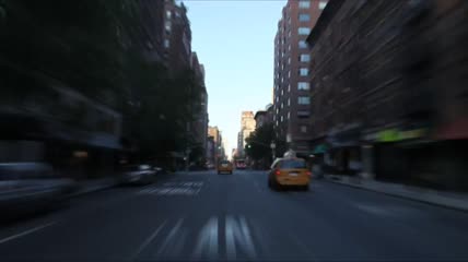 在纽约市的一条街道上行驶的出租车