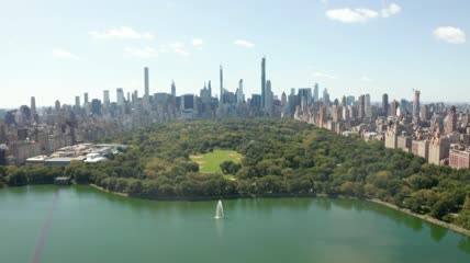 在阳光明媚的日子里飞越中央公园
