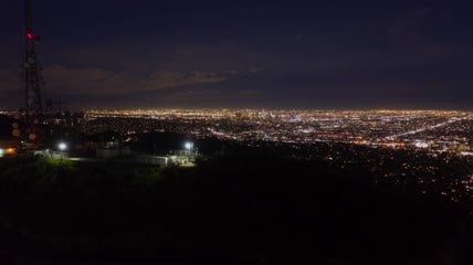 在夜间_空中展示洛杉矶市