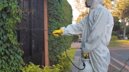街上穿着防护服的工人特写实拍