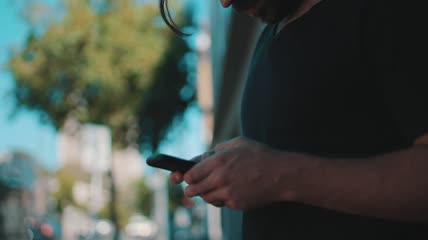 街上的人用智能手机发信息特写实拍