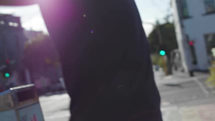 街上举着彩虹旗的男子特写实拍