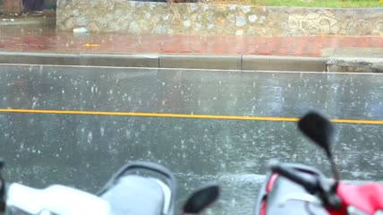 街上下着大雨实拍