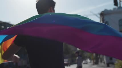 举着彩虹旗的人特写实拍