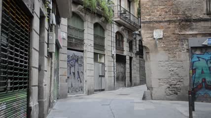 老建筑上的现代涂鸦实拍