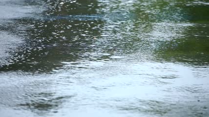 沥青路面上雨的特写镜头