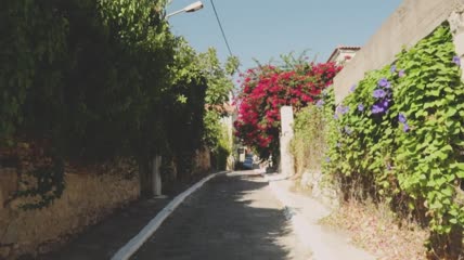 旅游小镇阳光灿烂的街道实拍