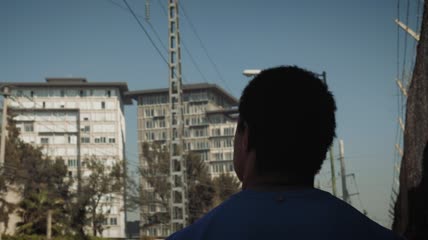 男子沿着街道奔跑的后景