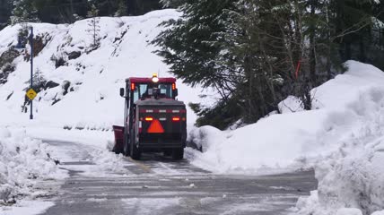 清除道路积雪的清扫车