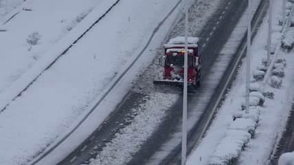 清除路面积雪的车辆航拍