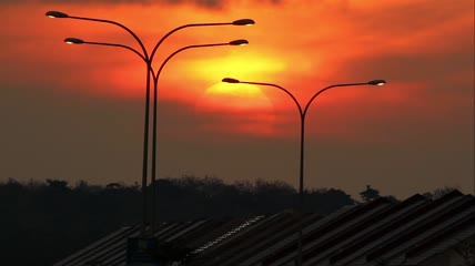 日落时的路灯实拍