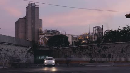 日落时工厂附近的城市交通延时实拍