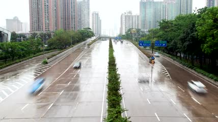 深圳湿润高速公路交通畅通无阻