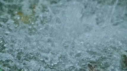 水花溅在街上