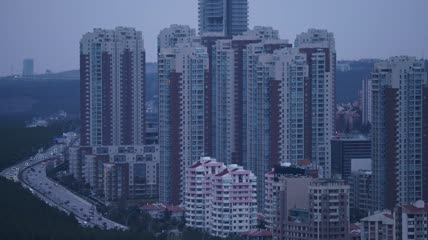 现代城市里从白天到黑夜的过渡