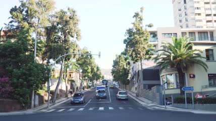 斜街上的车辆
