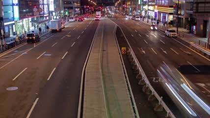 夜间车流很快的日本道路