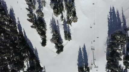 雪山上有滑雪者鸟瞰