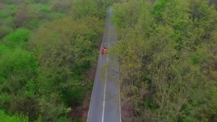 一辆古董车在林中小路上行驶航拍