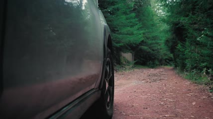 一辆灰色轿车在乡村公路侧道行驶特写
