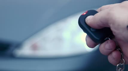 一名男子打开汽车的警报器特写