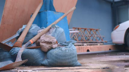 院子里的建筑工具特写实拍