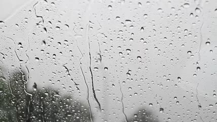 雨打在窗户上特写实拍
