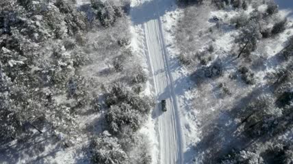 在冬季道路上行驶的车辆航拍
