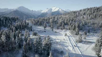 在积雪覆盖的道路上行驶的车辆航拍